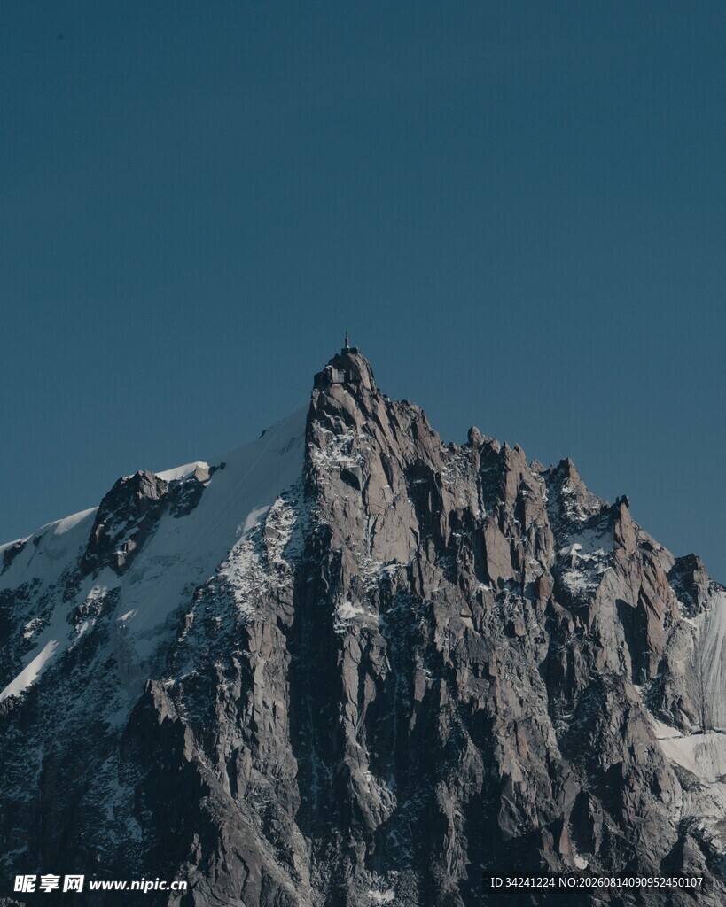 巍峨雪山尖峰