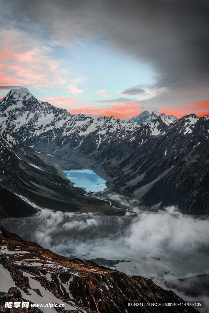 壮丽雪山间的梦幻湖景