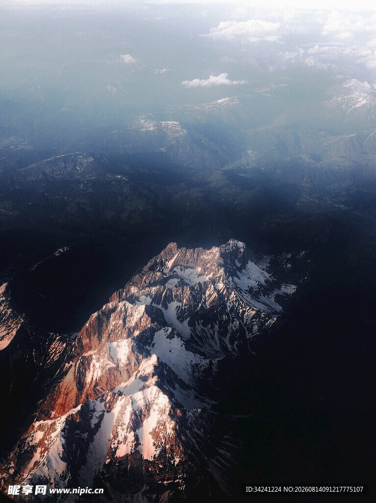 俯瞰壮丽山脉景观