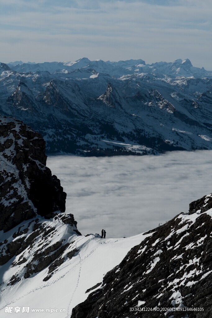 雪山云海壮丽自然景观