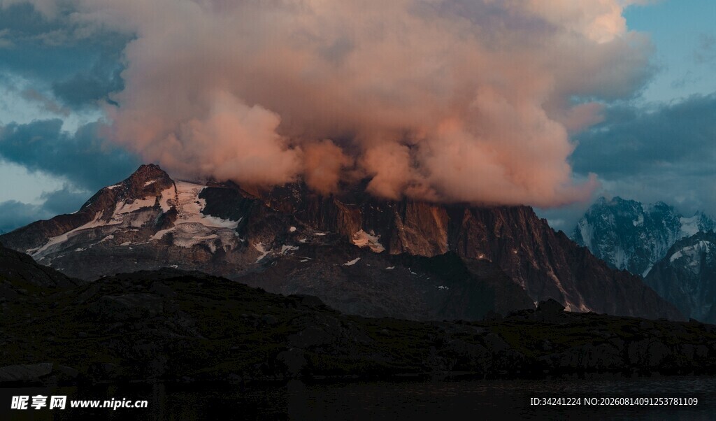 壮丽雪山与绚烂云层