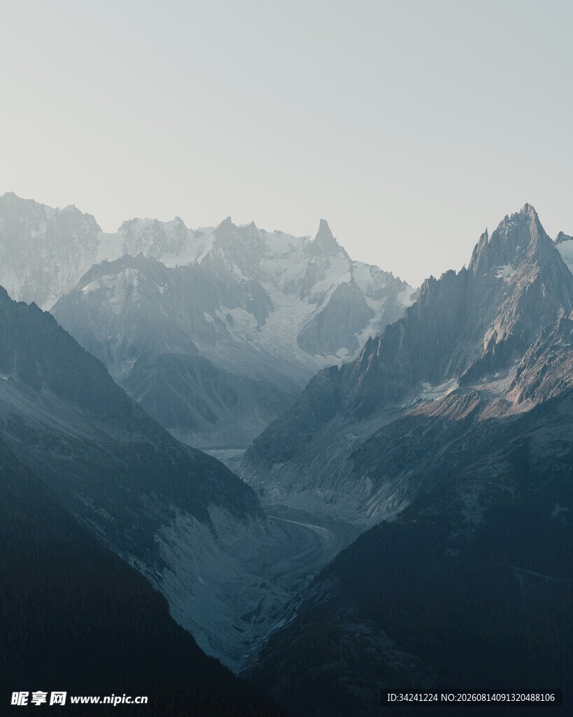 壮丽雪山山谷景观