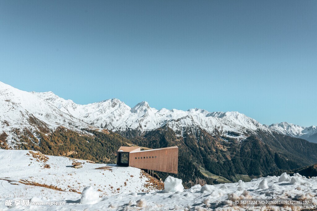 雪山下的小屋