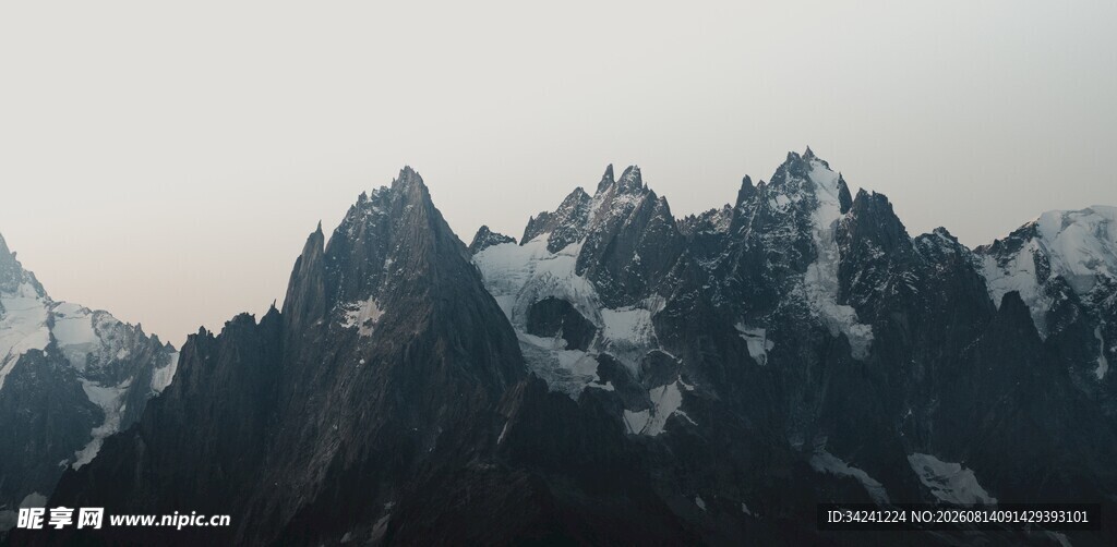 巍峨雪山壮丽景致