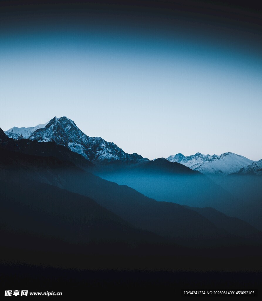 壮丽山脉的梦幻光影时刻