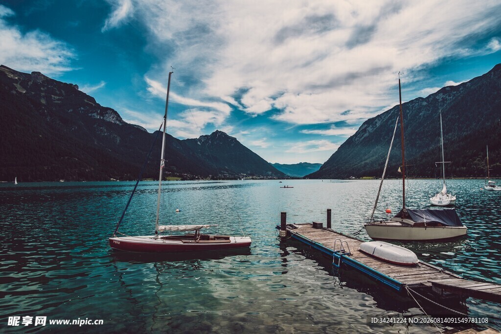 湖畔码头的静谧船只风景