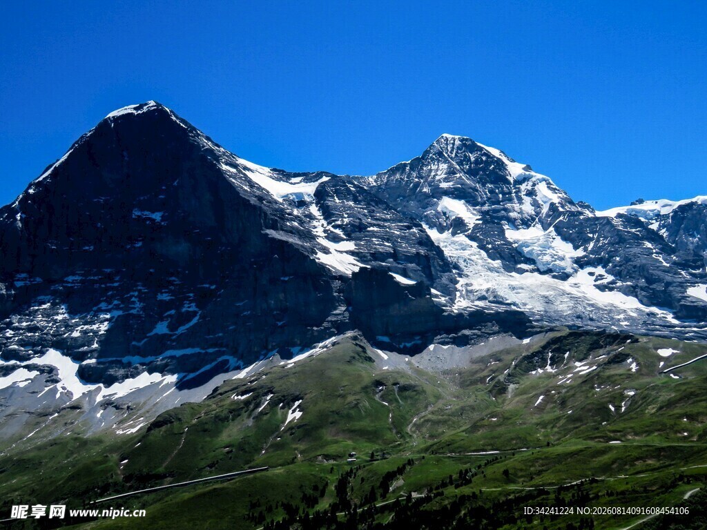 巍峨雪山与葱郁山谷美景