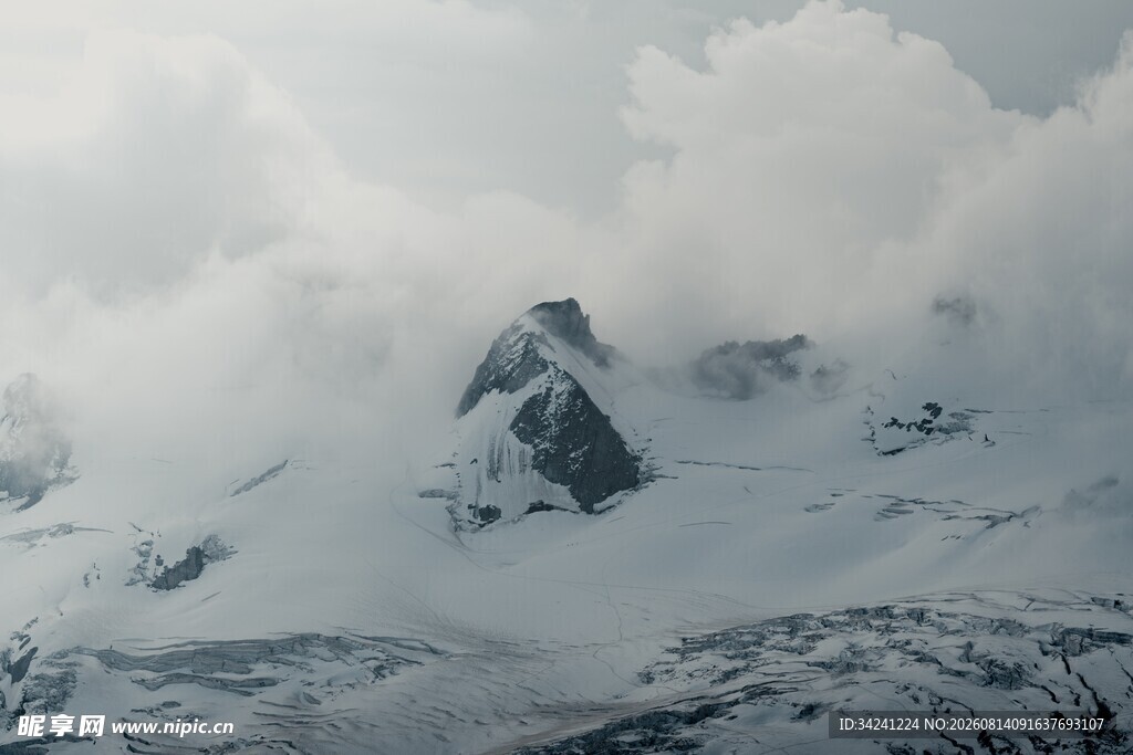 巍峨雪山云雾缭绕之景