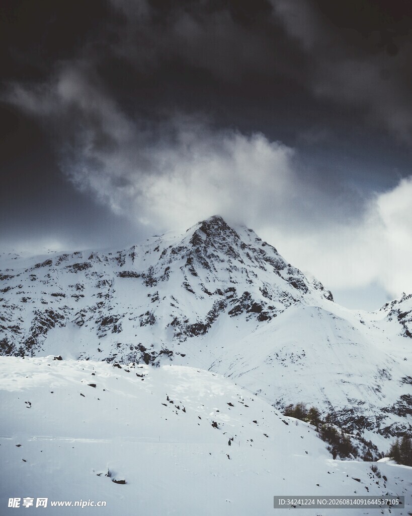 雪山之巅壮丽景致