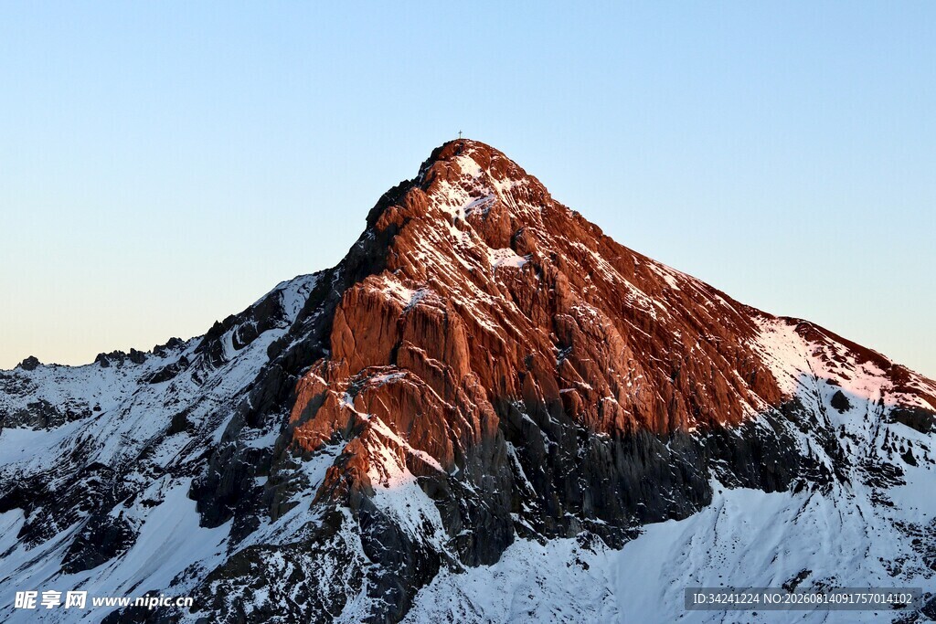 夕阳下的巍峨雪山