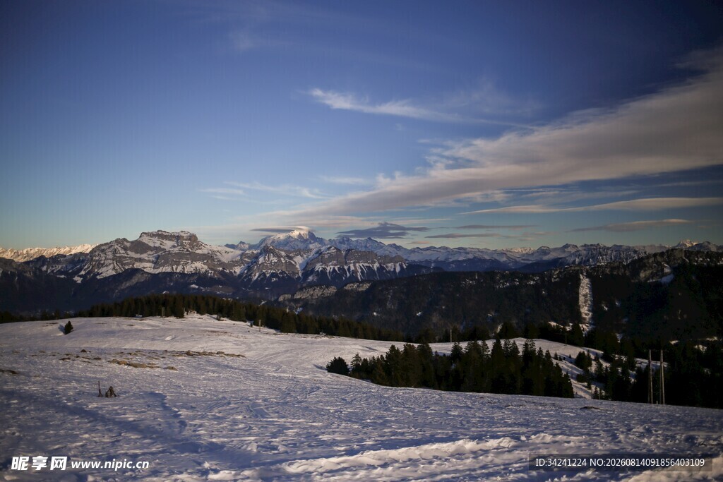 雪山蓝天美景