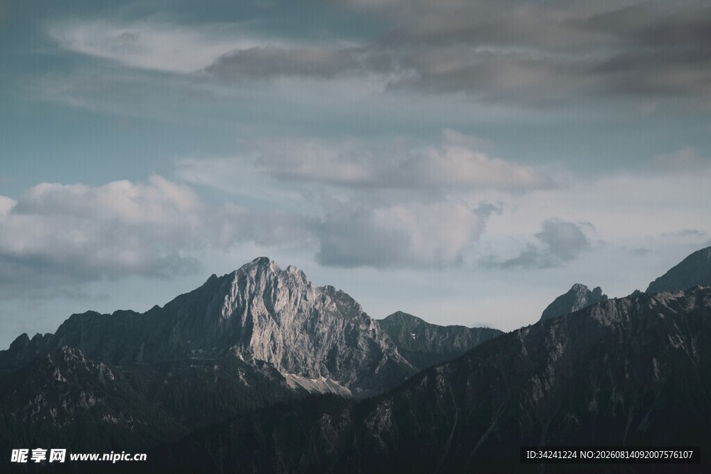 巍峨山峦云雾缭绕之景