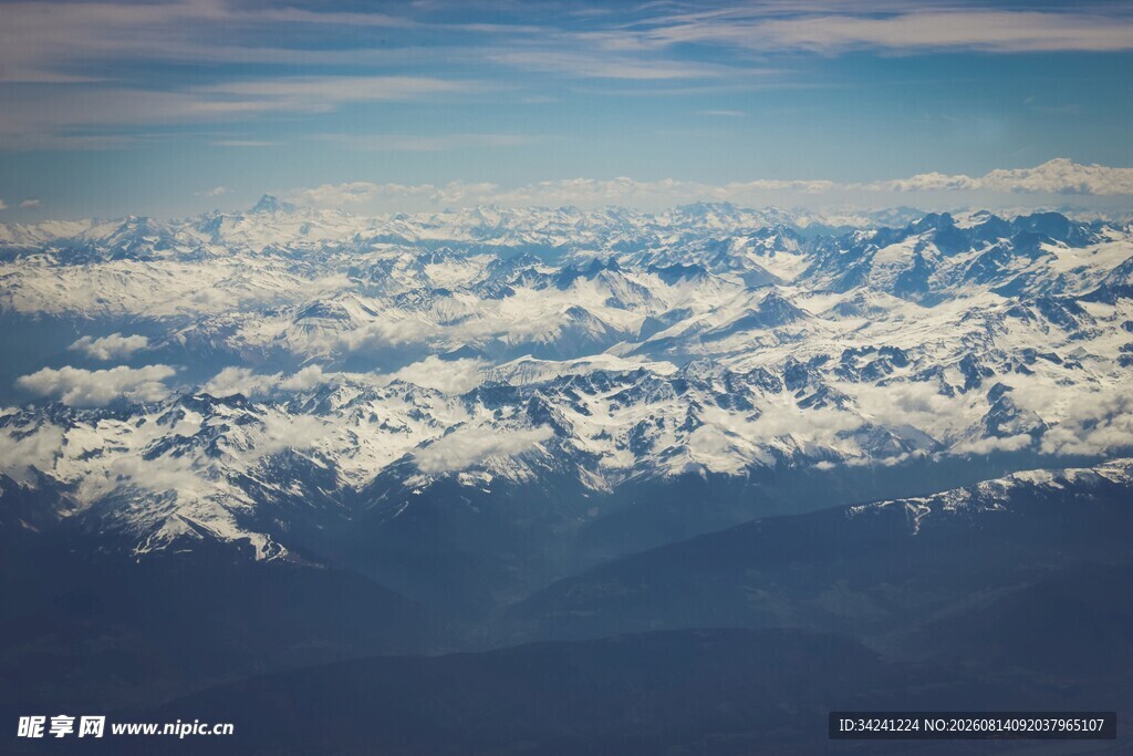 高空俯瞰连绵雪山美景