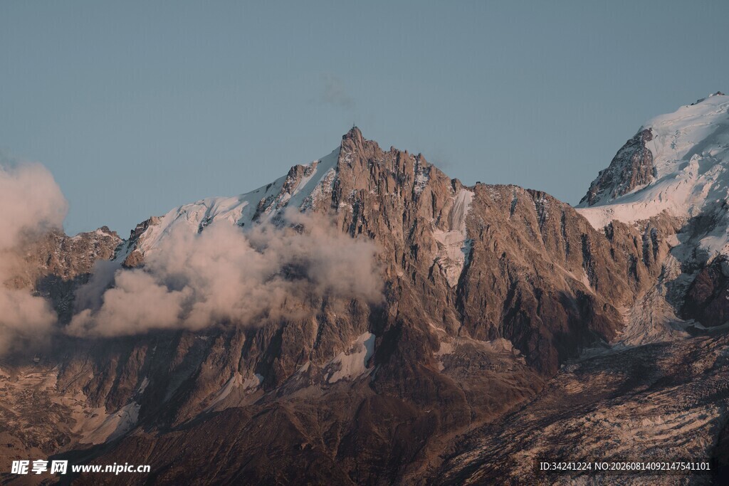 壮丽山景云雾缭绕山峰