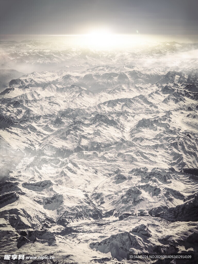 高空俯瞰壮丽雪山景观