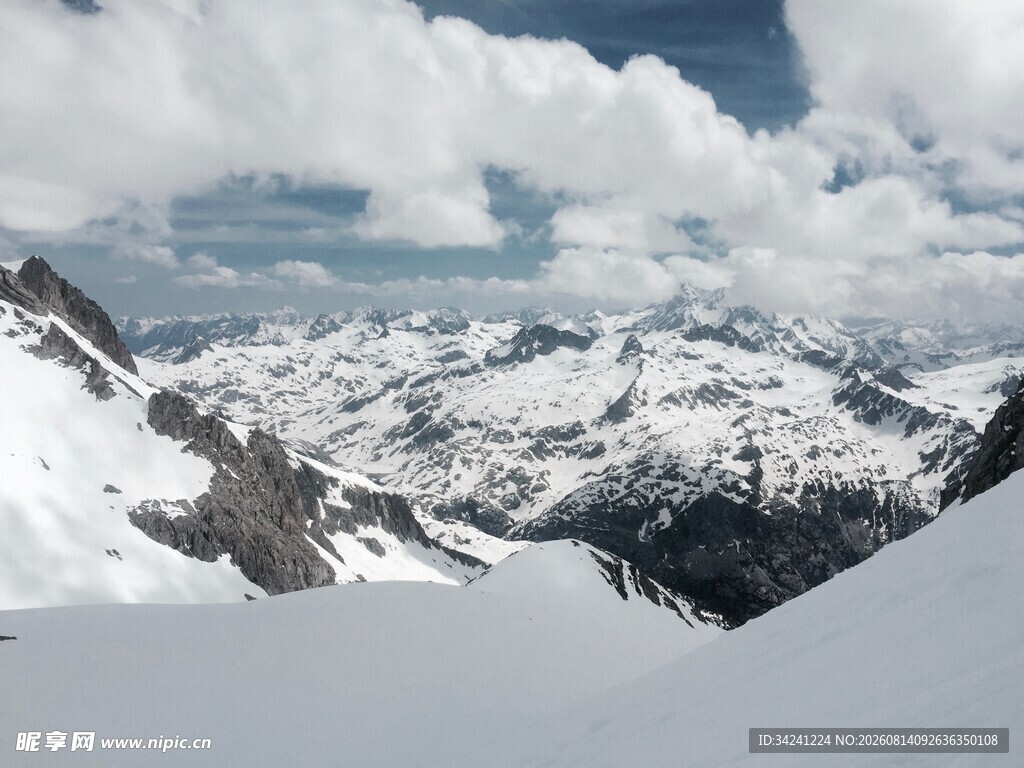 雪山壮丽景致