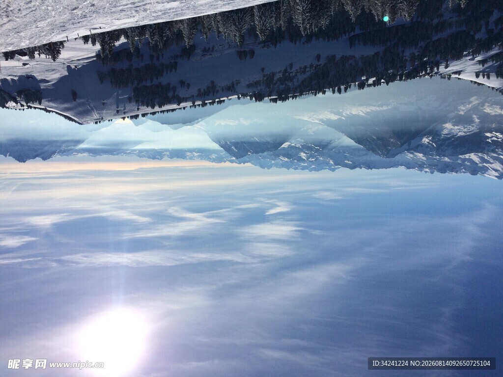 壮丽雪山下的澄澈蓝天