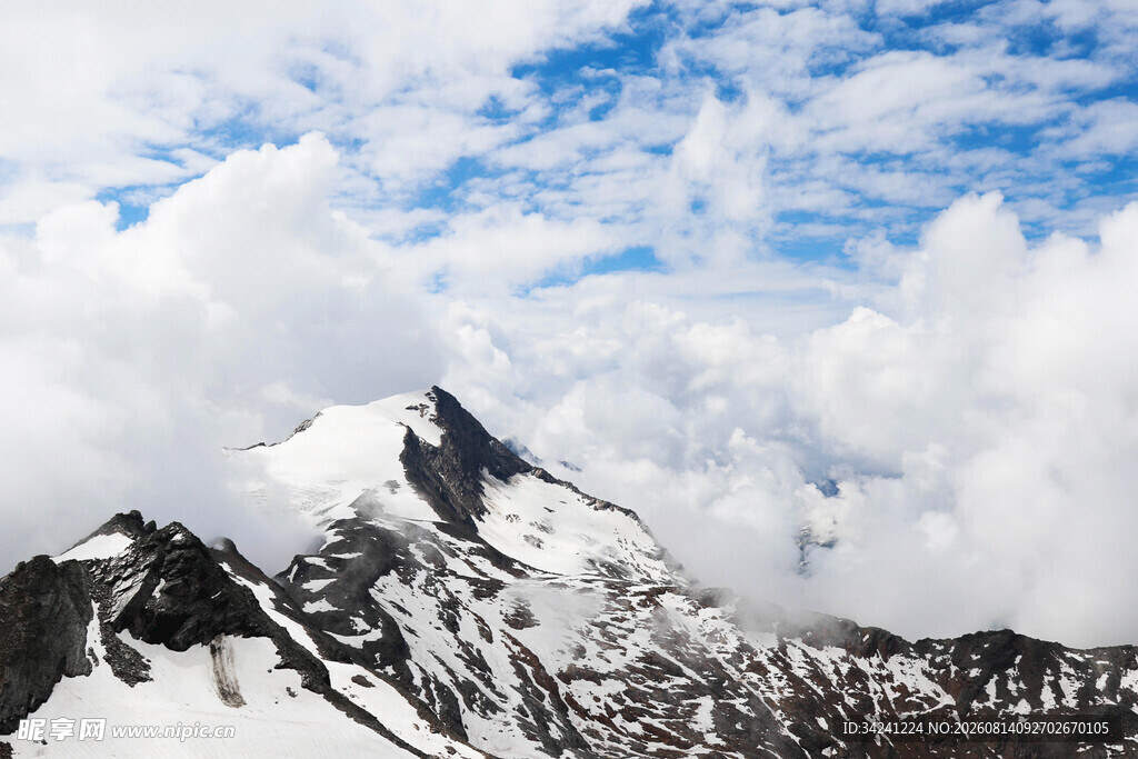 雪山之巅云绕壮丽美景