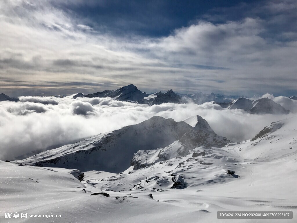 雪山云海壮丽景观
