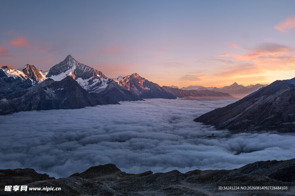 壮丽雪山云海日出景观