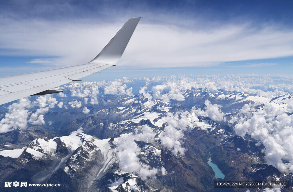 高空俯瞰云端与山脉美景