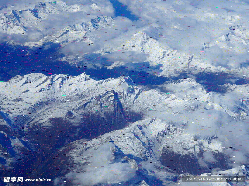 高空俯瞰连绵雪山