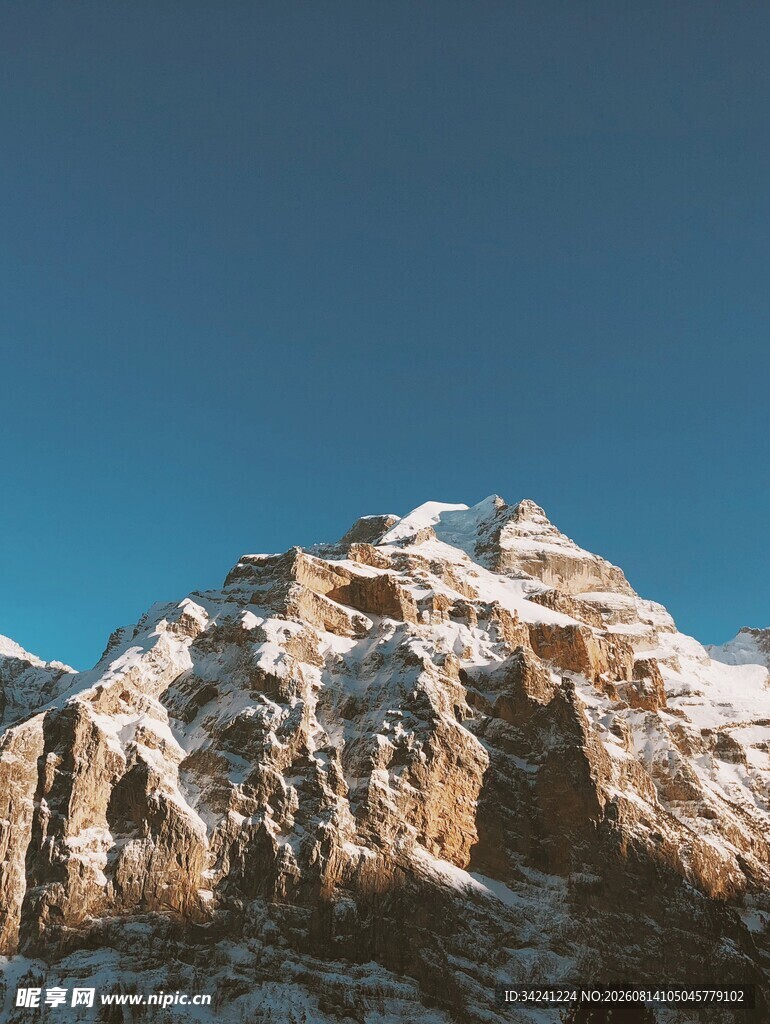雪覆山峰壮丽美景