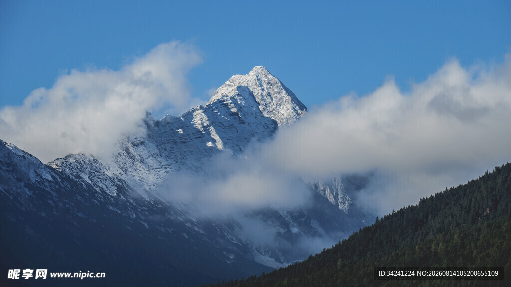 巍峨雪山云雾缭绕
