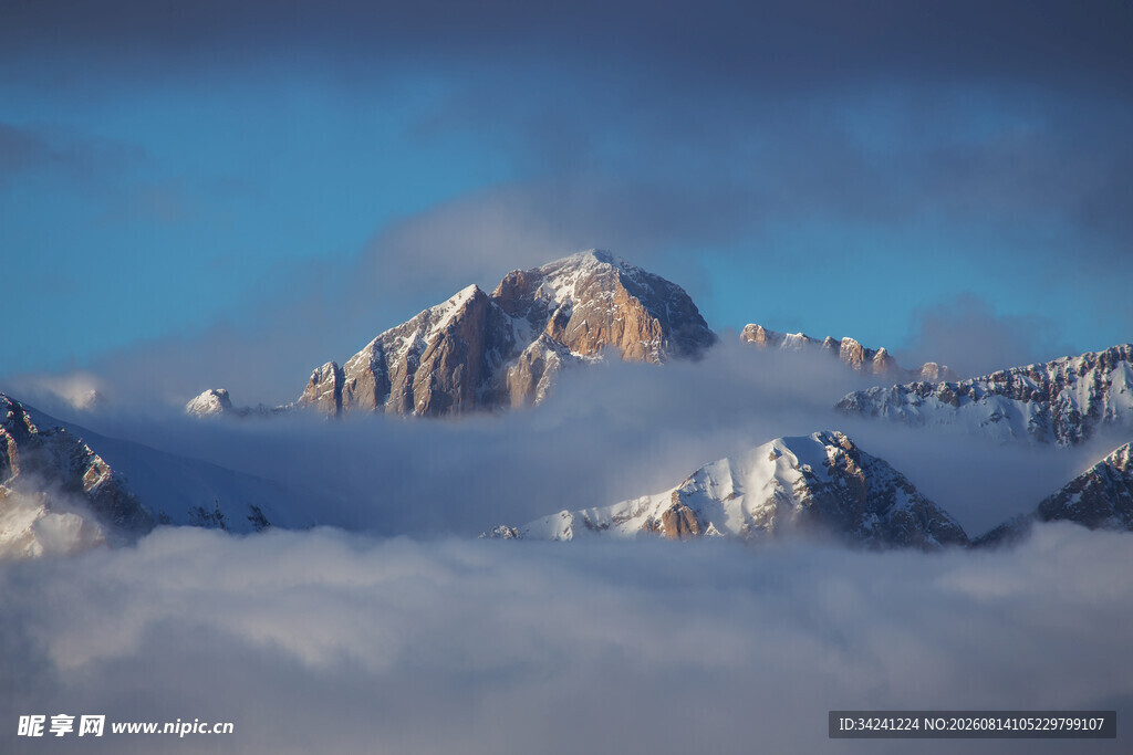雪山云海壮丽美景