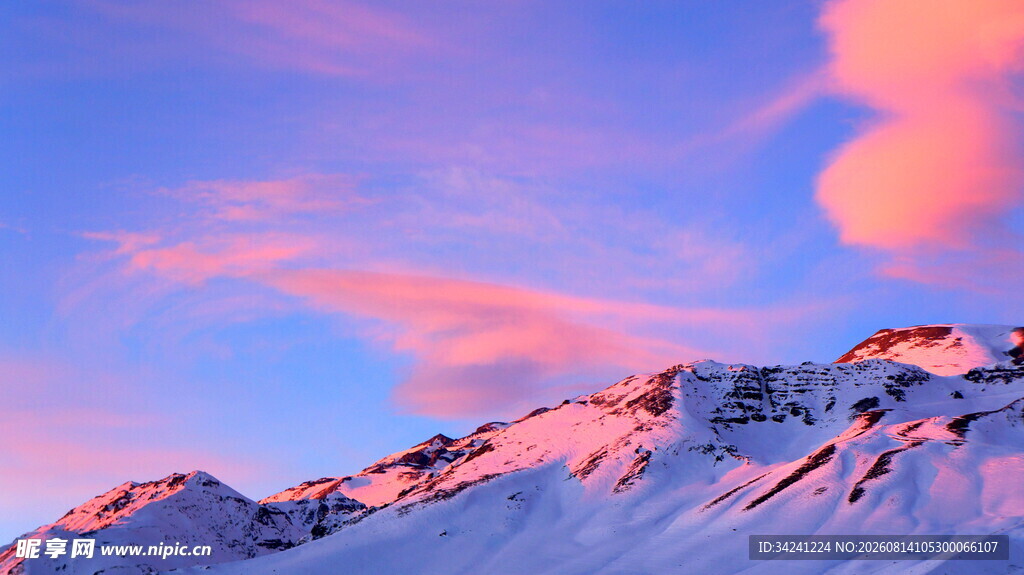 雪山映晚霞美景