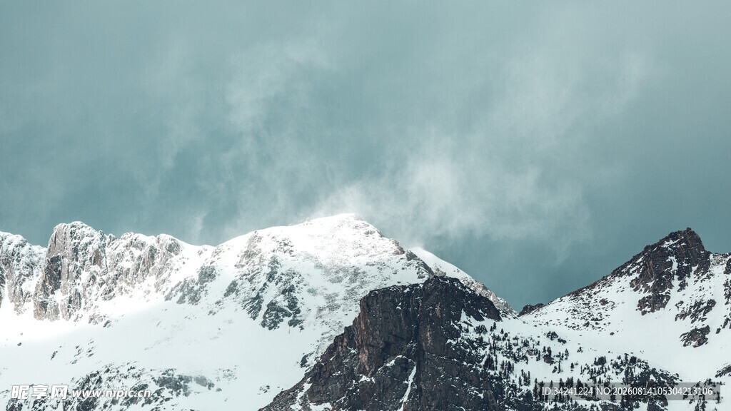 雪山景致云雾缭绕