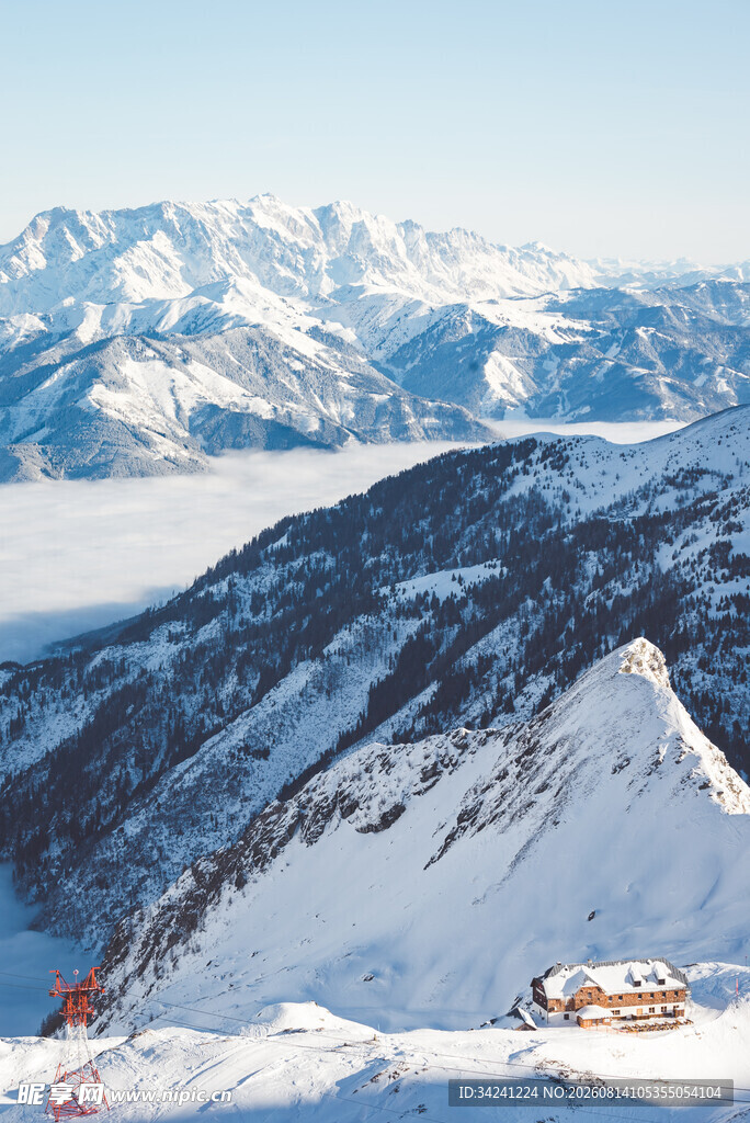 雪山美景山间小屋隐现
