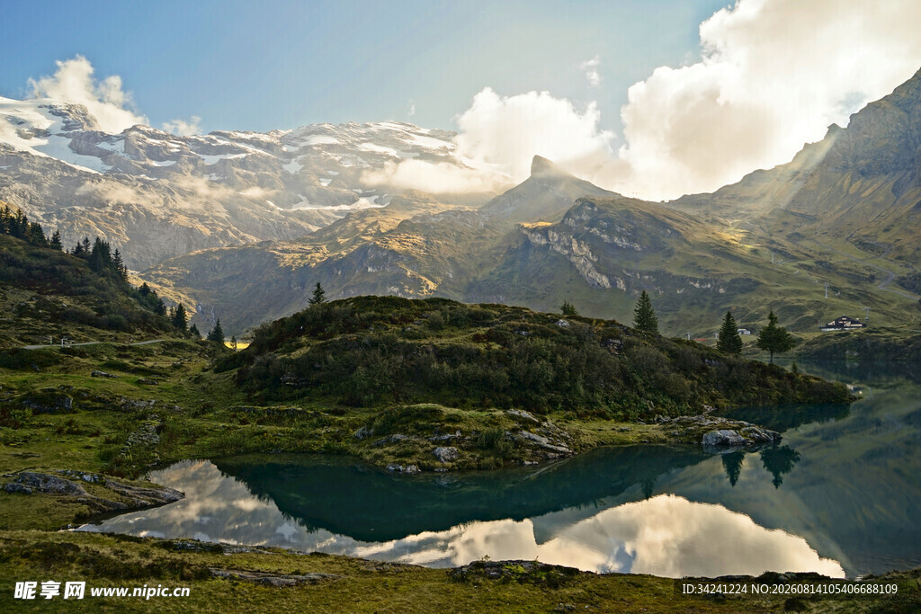 高山湖泊美景如画