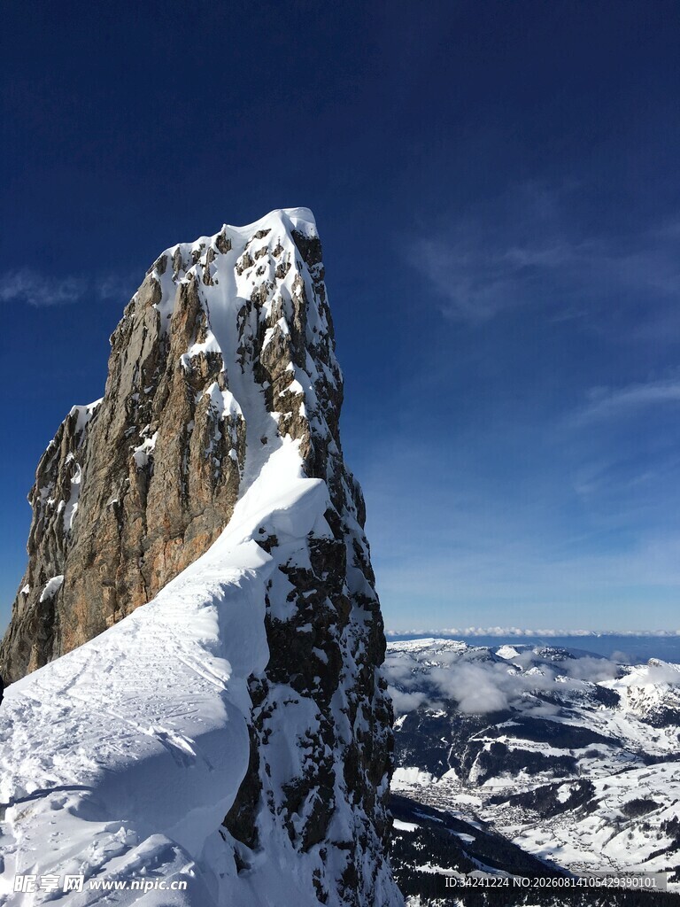雪覆奇峰壮美山景