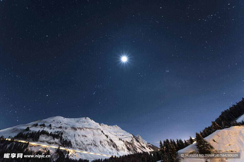 月夜雪山美景