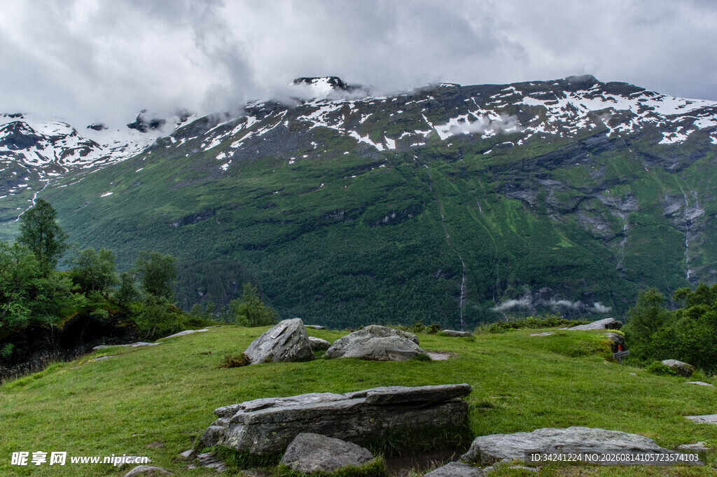 山间绿野与覆雪山峰