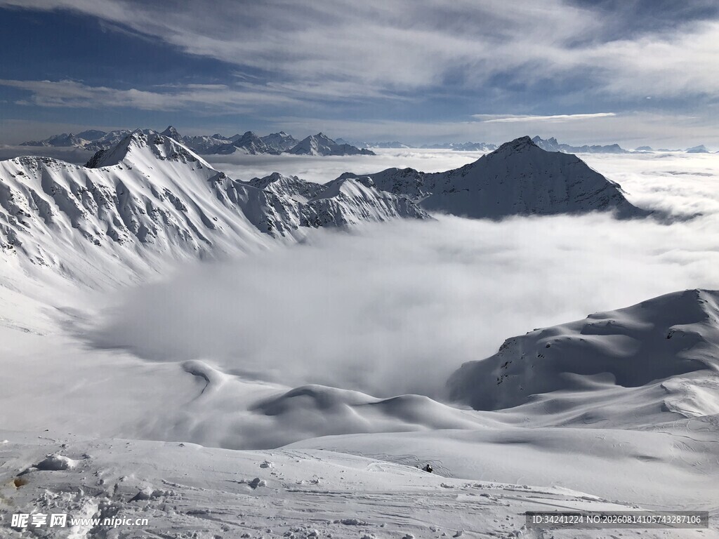 雪山云海壮丽景观