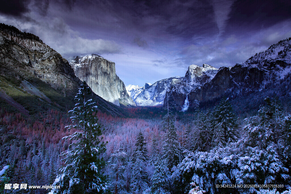 雪山环绕的壮丽山谷景观