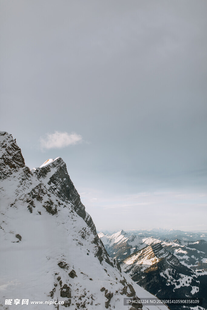 雪山之巅壮丽风光