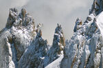 雪覆峻峭山峰