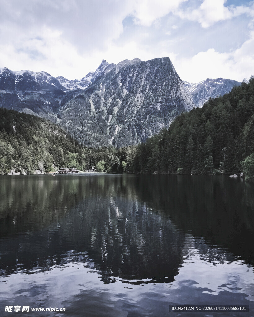 高山湖泊美景倒影如画