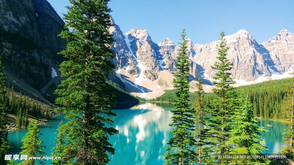 高山湖畔美景