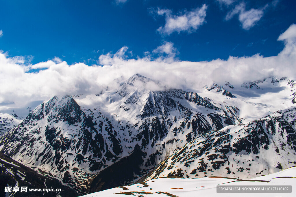 壮丽雪山蓝天白云美景