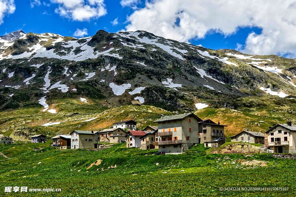 山间村落雪山下的宁静美景
