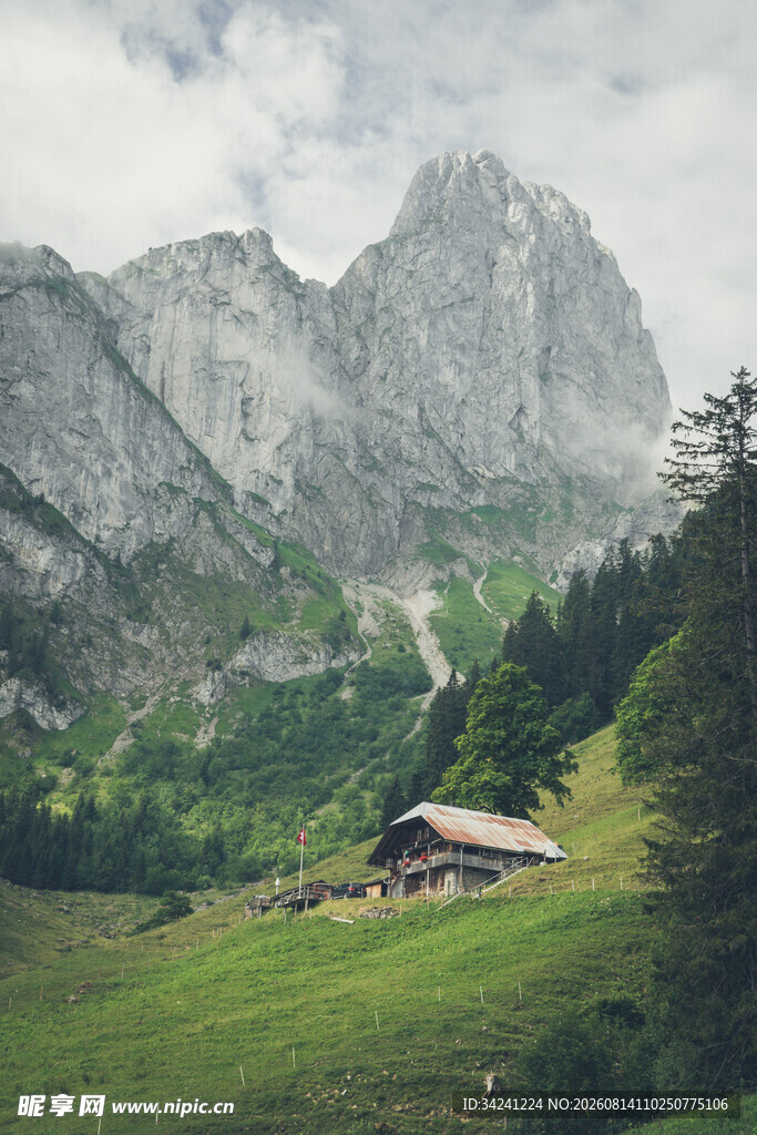 山间小屋静立于绿野群山