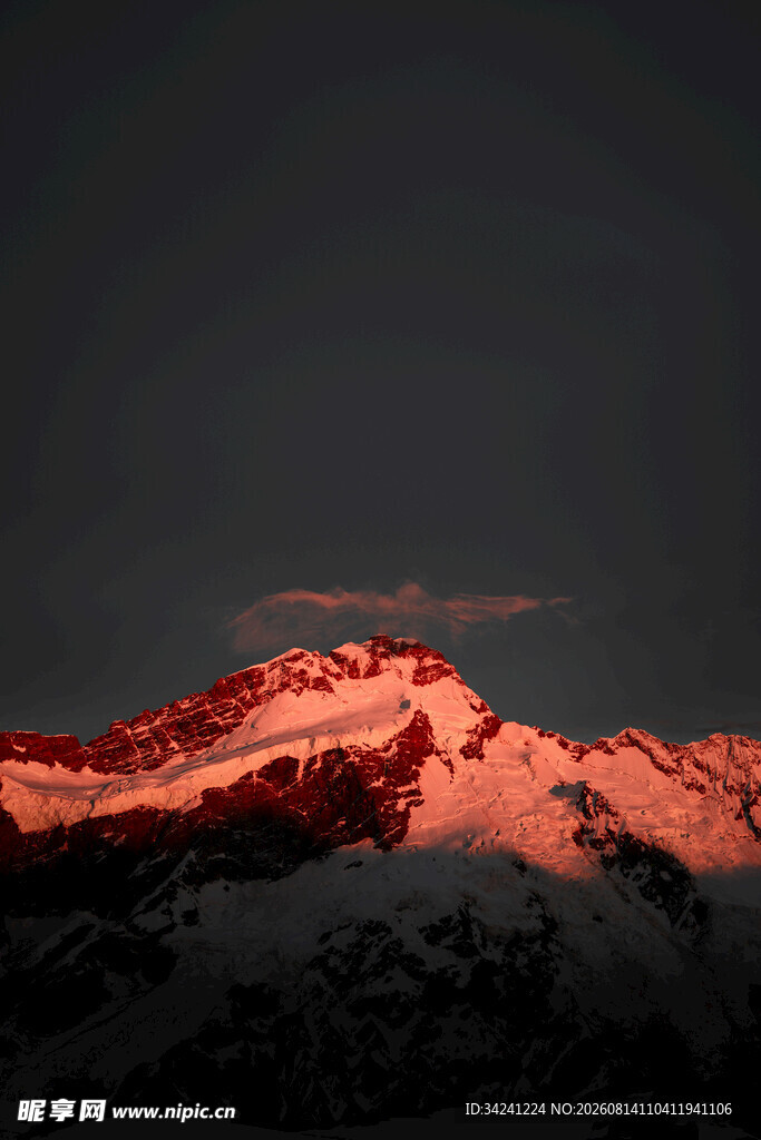 雪山映晚霞的壮丽美景