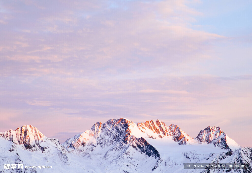 雪山日出美景