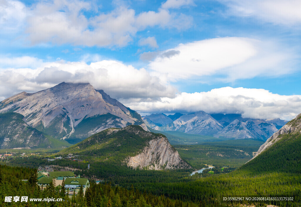 壮丽山峦与蓝天白云美景