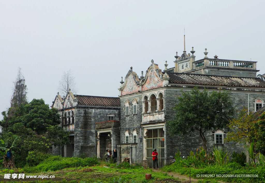 古老西式建筑尽显沧桑韵味
