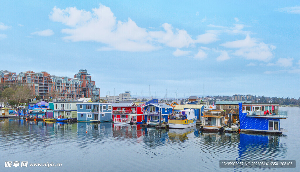 湖畔多彩船只停泊美景